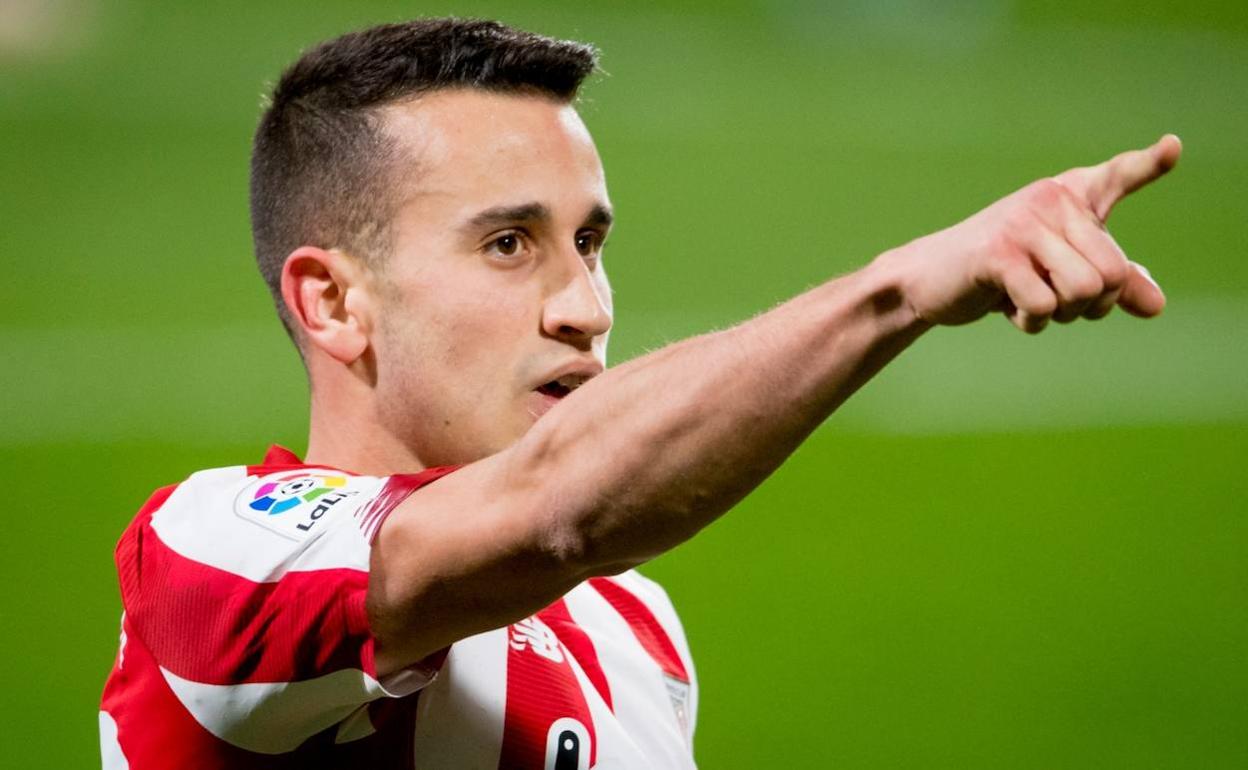 Jugadores del Athletic felicitan a Berenguer por su gol. 