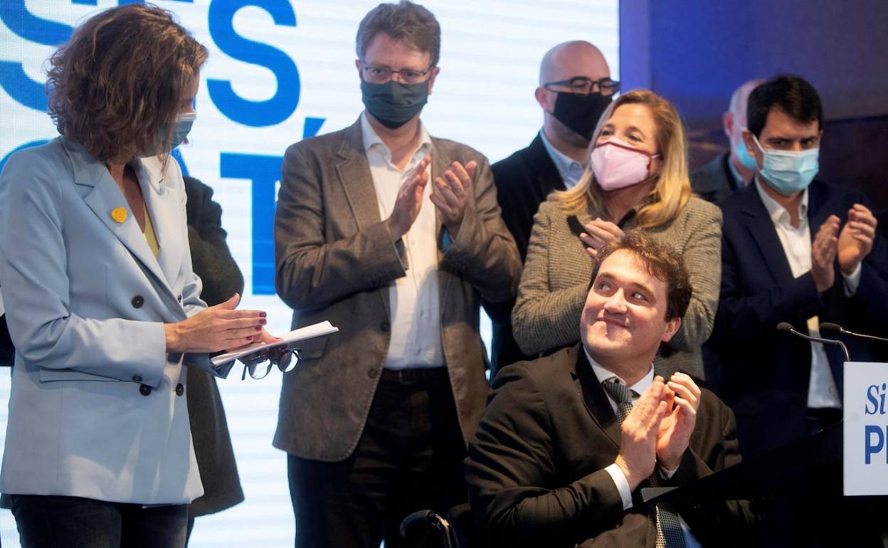 David Bonvehí, presidente del PDeCAT, mira a la candidata Angels Chacón en su comparecencia de anoche. 