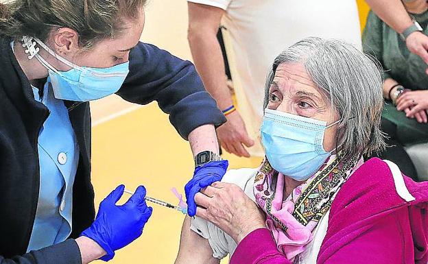 Los profesionales de los centros de día se vacunarán antes que los mayores 