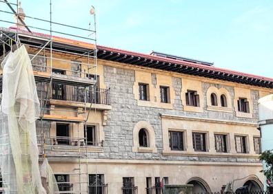 Imagen secundaria 1 - El renovado edificio de Correos ya deja ver sus fachadas