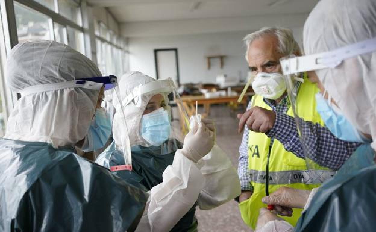 Varias sanitarias protegidas para hacer pruebas PCR. 