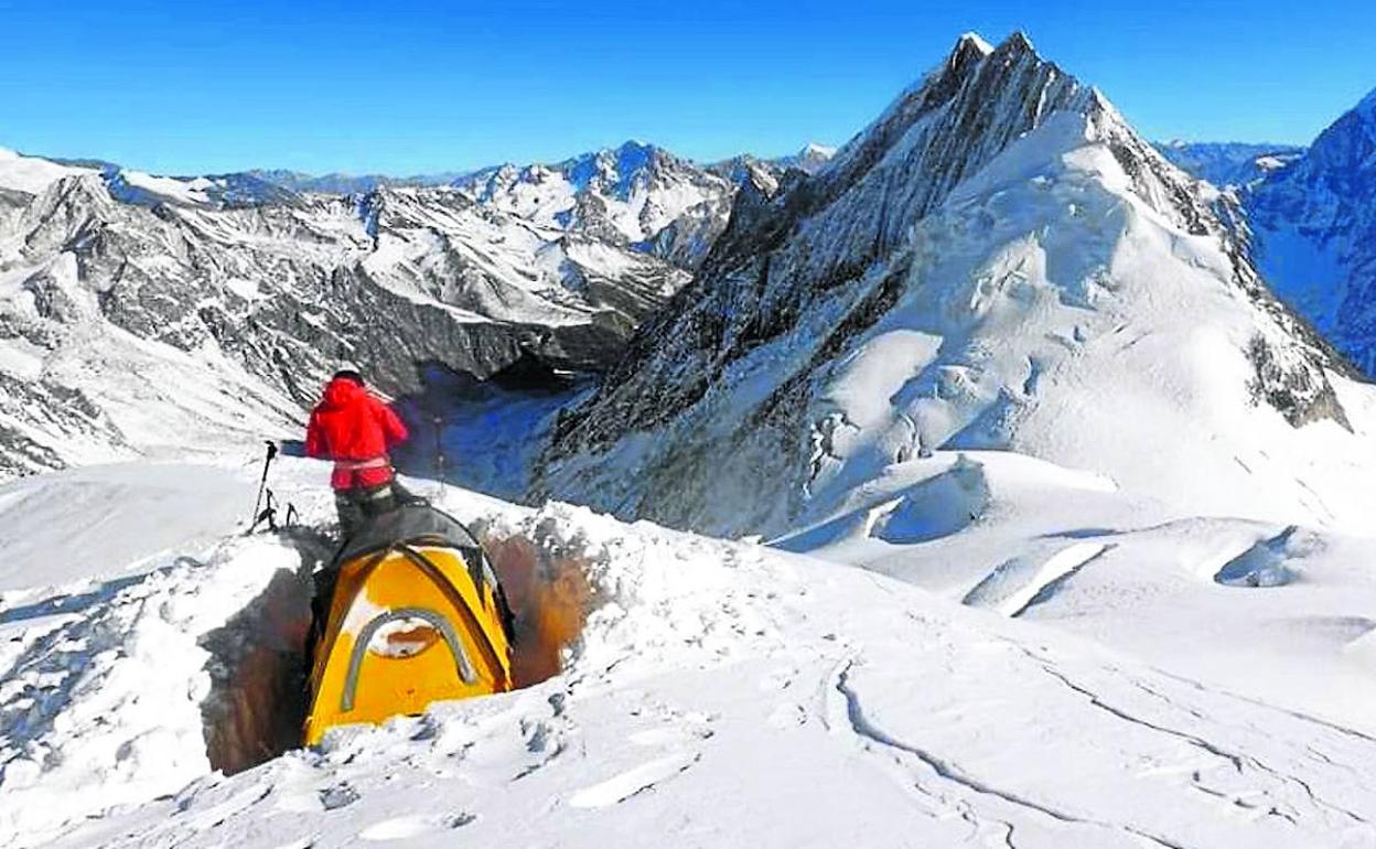 Tienda a 6.000 metros montada por Simone Moro durante su expedición de 2019, en la que tuvo que renunciar por la nieve acumulada.