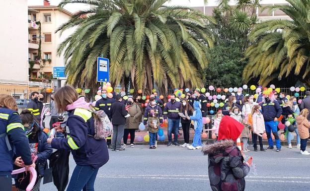 Las concentraciones serán permanentes en las porterías de Llodio y Amurrio mientas dure la huelga. 