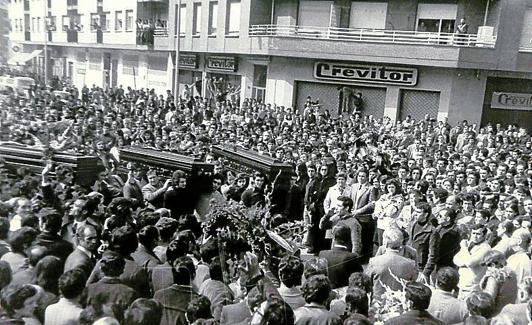 Los multitudinarios funerales de las víctimas en 1976.