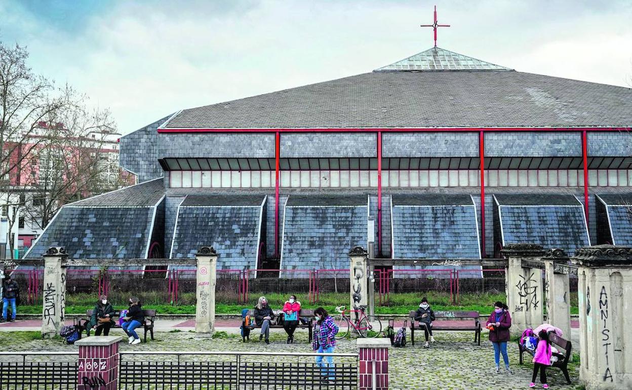 Exterior del templo de Zaramaga, donde tuvieron lugar los sucesos trágicos del 3 de marzo hace ya 45 años.