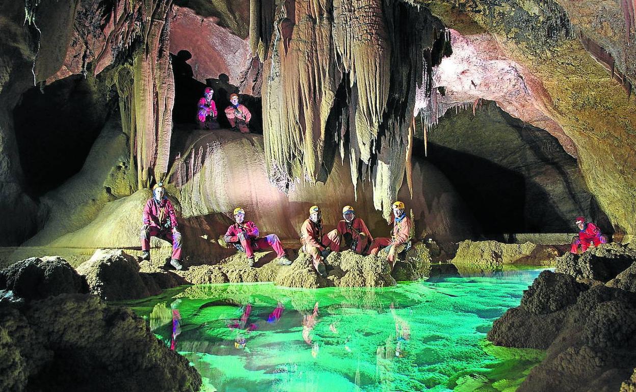 El espacio en la Tierra. Entrenamientos en cuevas y de misiones extravehiculares en piscina. 