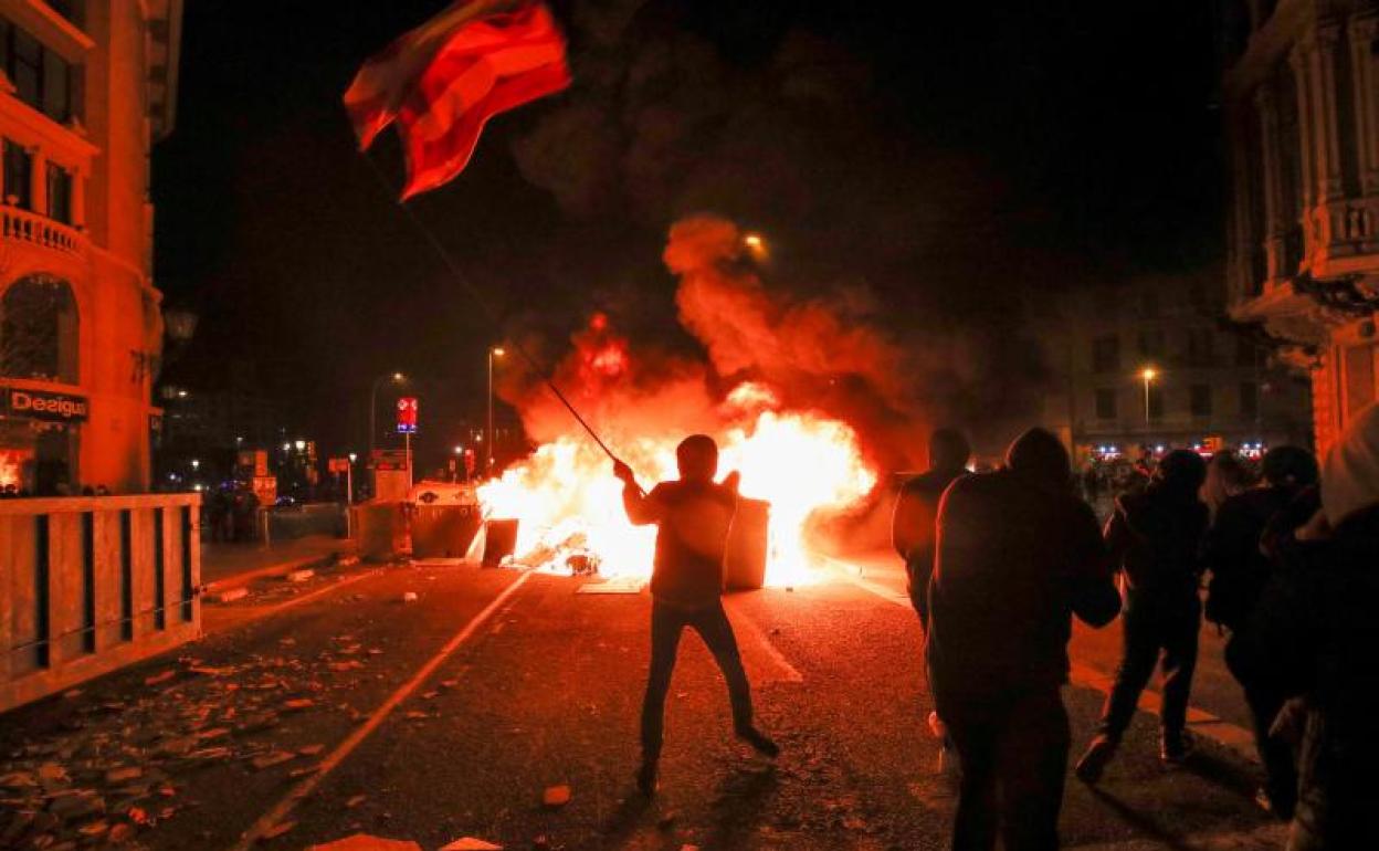 El gobierno censura a echenique por «alentar» las protestas violentas en apoyo a hasél | el correo