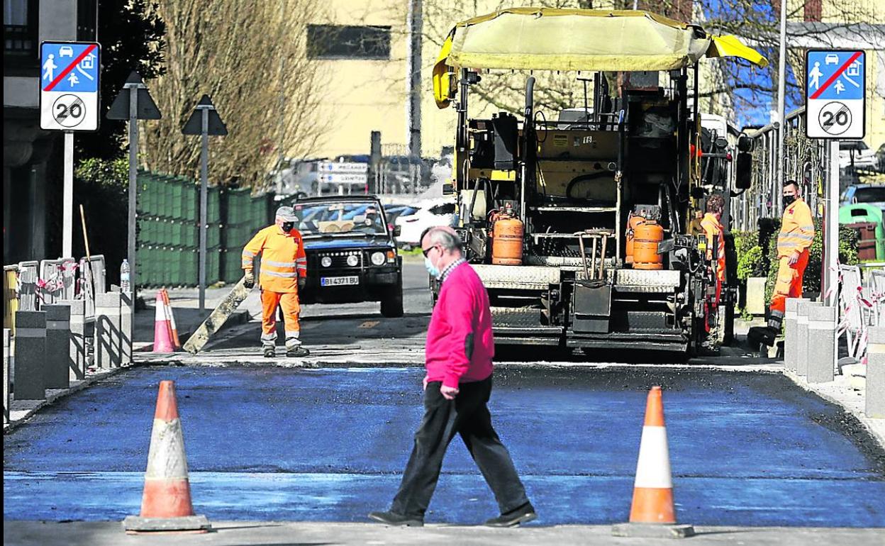 Obras de rehabilitación en la calle Aita Gotzon de Urduliz que impiden el paso a las ambulancias.