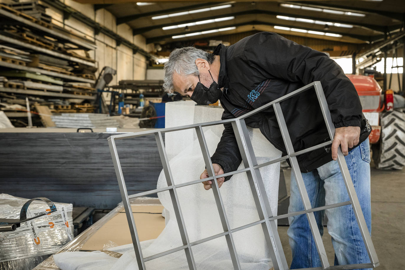 Casto Solano verifica que el apoyo del nuevo banco construido para la escultura es válido. 