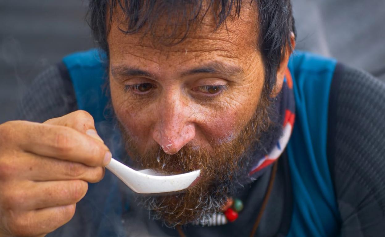 Alex Txikon repone fuerzas en el campo base.