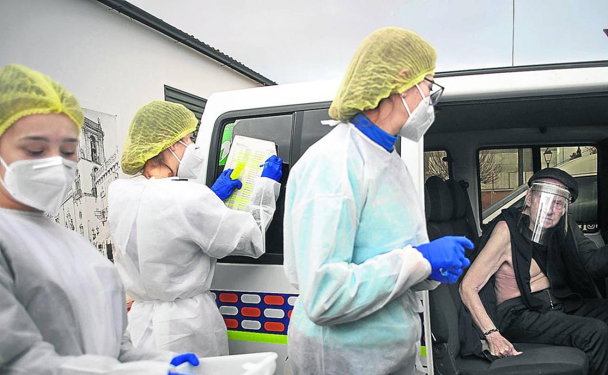 vacunación en la localidad malagueña de Ronda dentro de un vehículo a una persona de edad avanzada. 