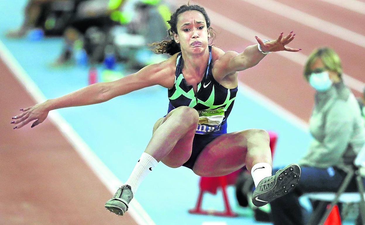 María Vicente vuela en la prueba de longitud, dentro de su participación en el pentatlón del campeonato de España. 
