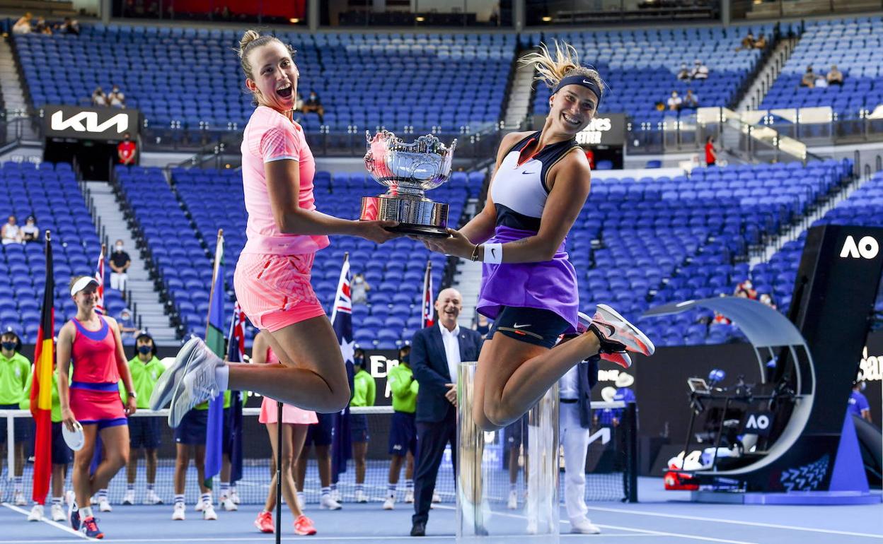 Mertens y Sabalenka festejan su título en el Open de Australia.