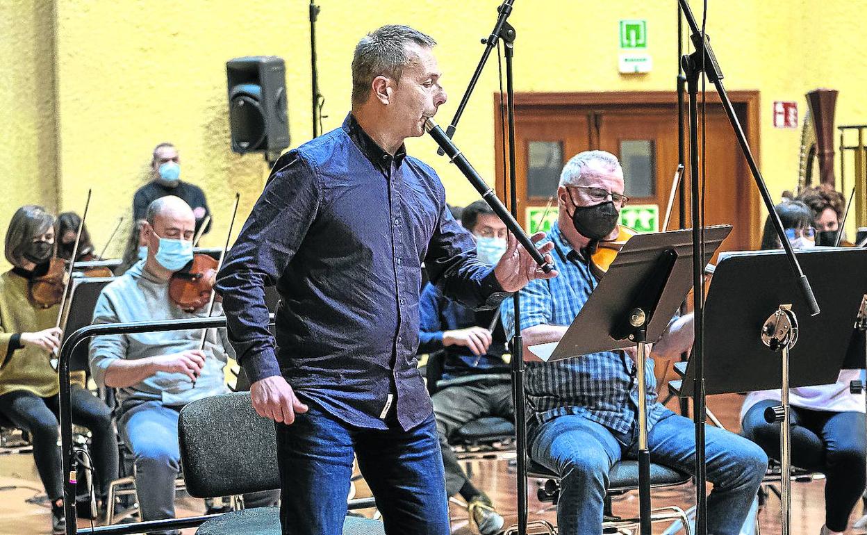 Garikoitz Mendizabal, durante la grabación con Euskadiko Orkestra del disco que saldrá en septiembre. 