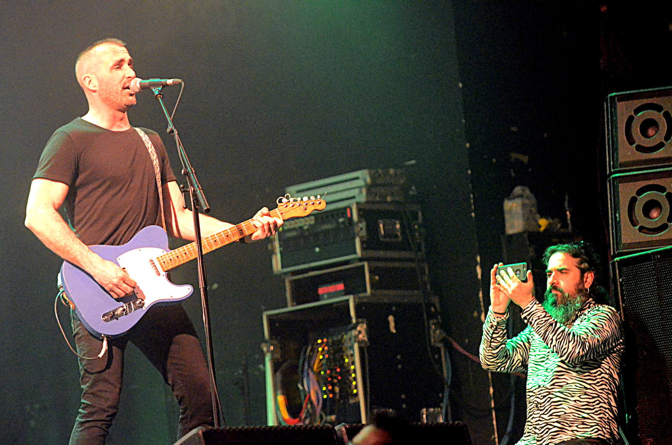 El técnico de guitarras Mario Antolín al final del show. 