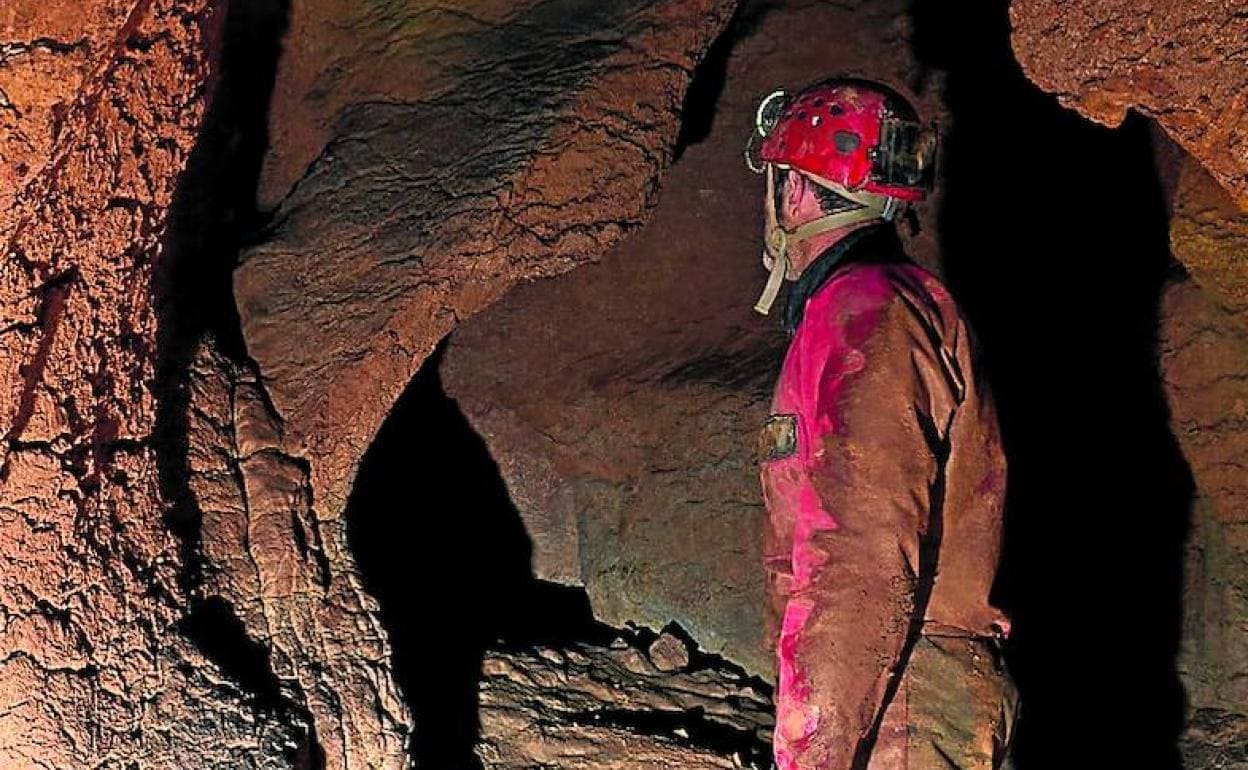 Uno de los espeleólogos de la agrupación en la cueva. 