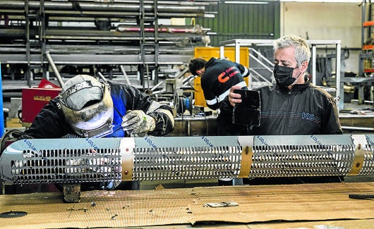 Casto Solano junto a uno de los soldaderos del nuevo asiento. 