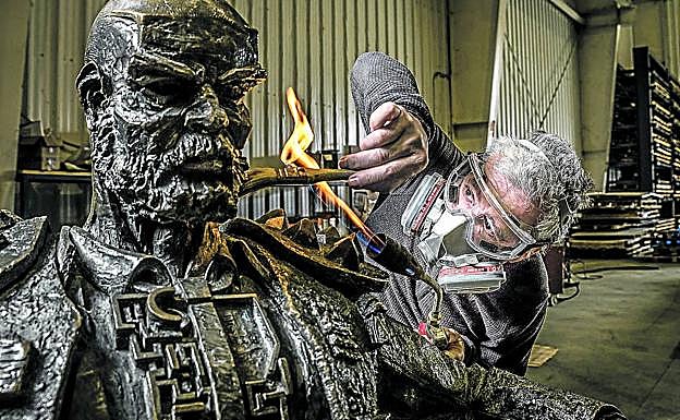 El propio artista ha sido el encargado de la limpieza de la pátina de la escultura titulada 'Reflexión del minotauro'. 