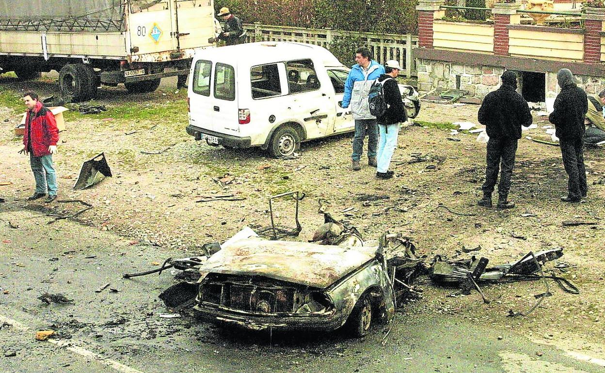 Los terroristas colocaron el coche bomba frente al apeadero de Renfe del barrio donostiarra de Martutena. 