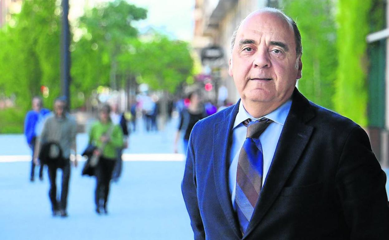 Iñaki Artaza frente al Palacio Europa en una imagen tomada antes de la pandemia. 