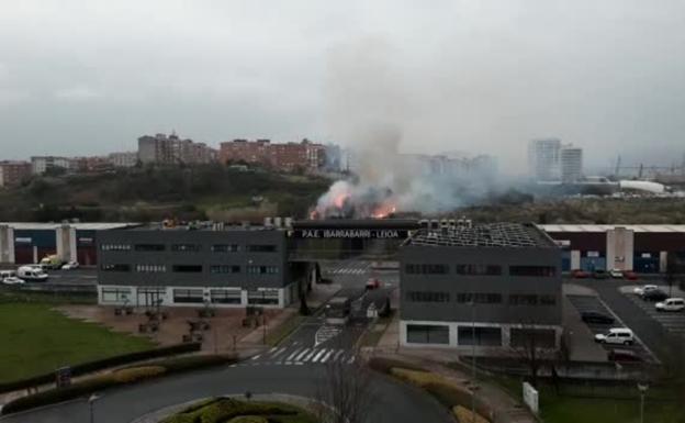 Un incendio en una fábrica abandonada de Erandio genera una gran humareda