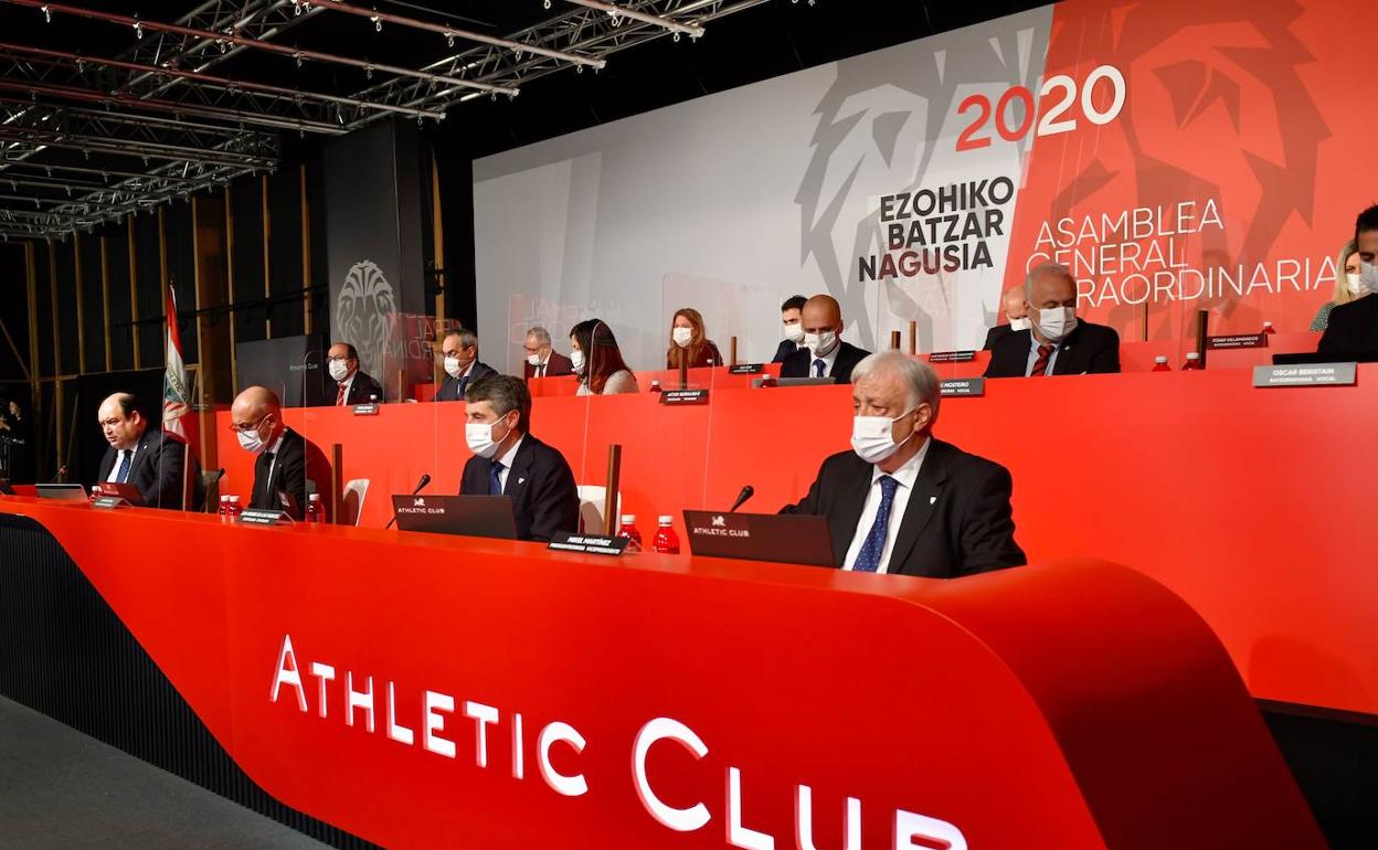 Un momento de la asamblea extraordinaria celebrada este domingo en San Mamés. 