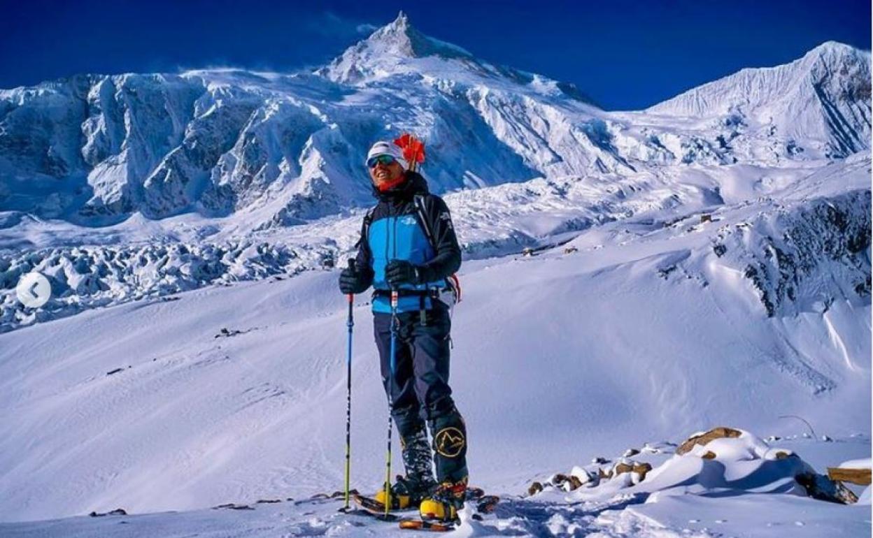 Simone Moro, en una de sus rotaciones a la montaña, con el Manaslu al fondo.