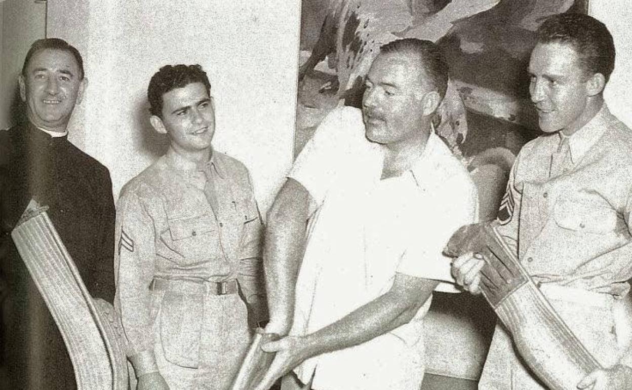 Hemingway, con su amigo el cura Andrés Untzain en una foto tomada en Cuba.