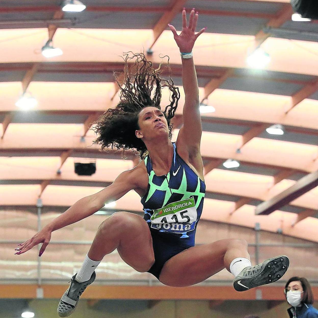 María Vicente, durante la final de salto de longitud. 