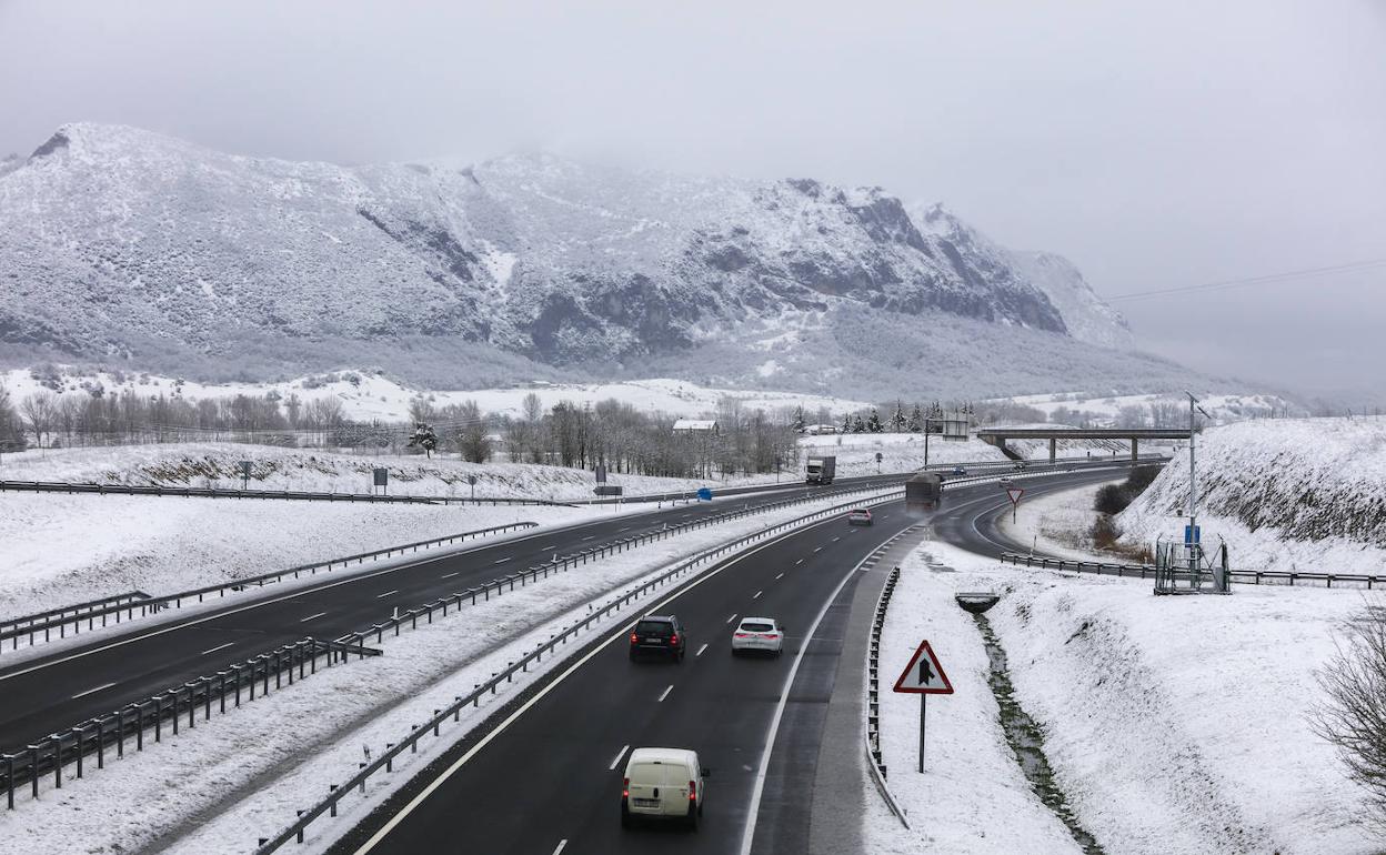 La nieve sorprendió este lunes a los conductores en varios puntos de Álava. 