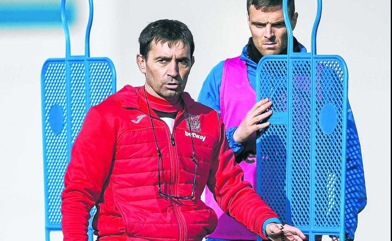 Asier Garitano dirige un entrenamiento del Leganés.