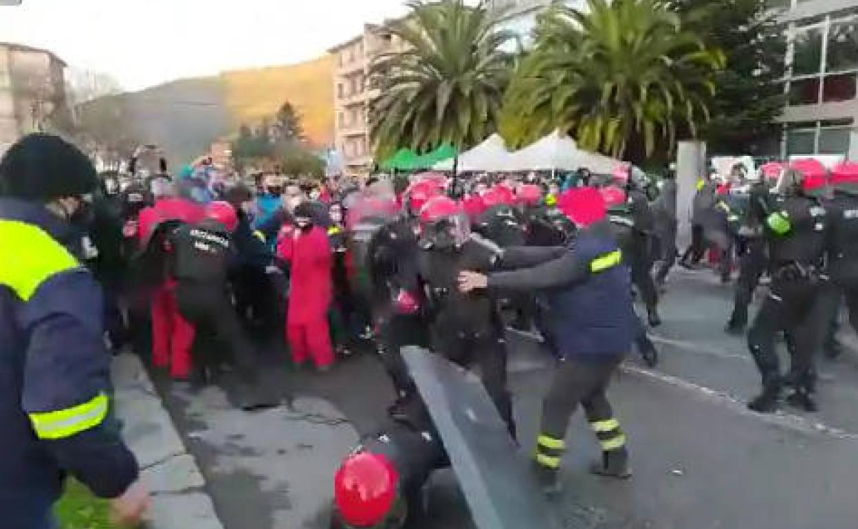 Incidentes en Tubacex: «Luchad por vuestro colectivo sin defender la violencia hacia el resto de trabajadores», piden los sindicatos de la Ertzaintza