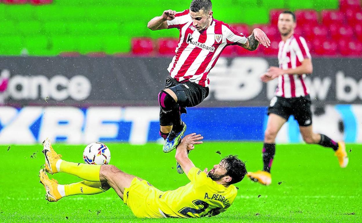 Berenguer salta sobre Pedraza en el partido disputado el domingo en San Mamés. 