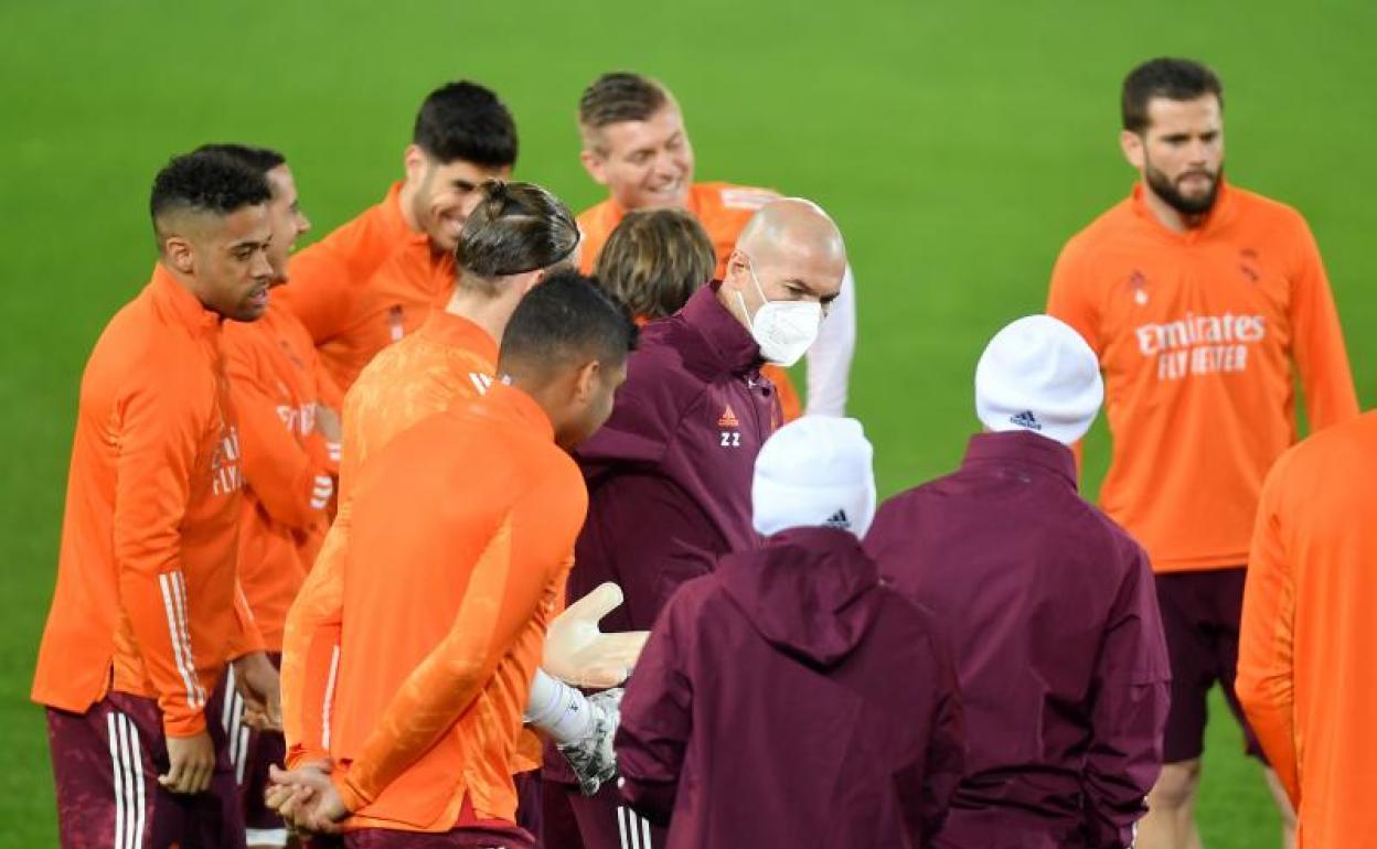 Zidane arenga a sus tropas de cara al partido contra el Atalanta. 