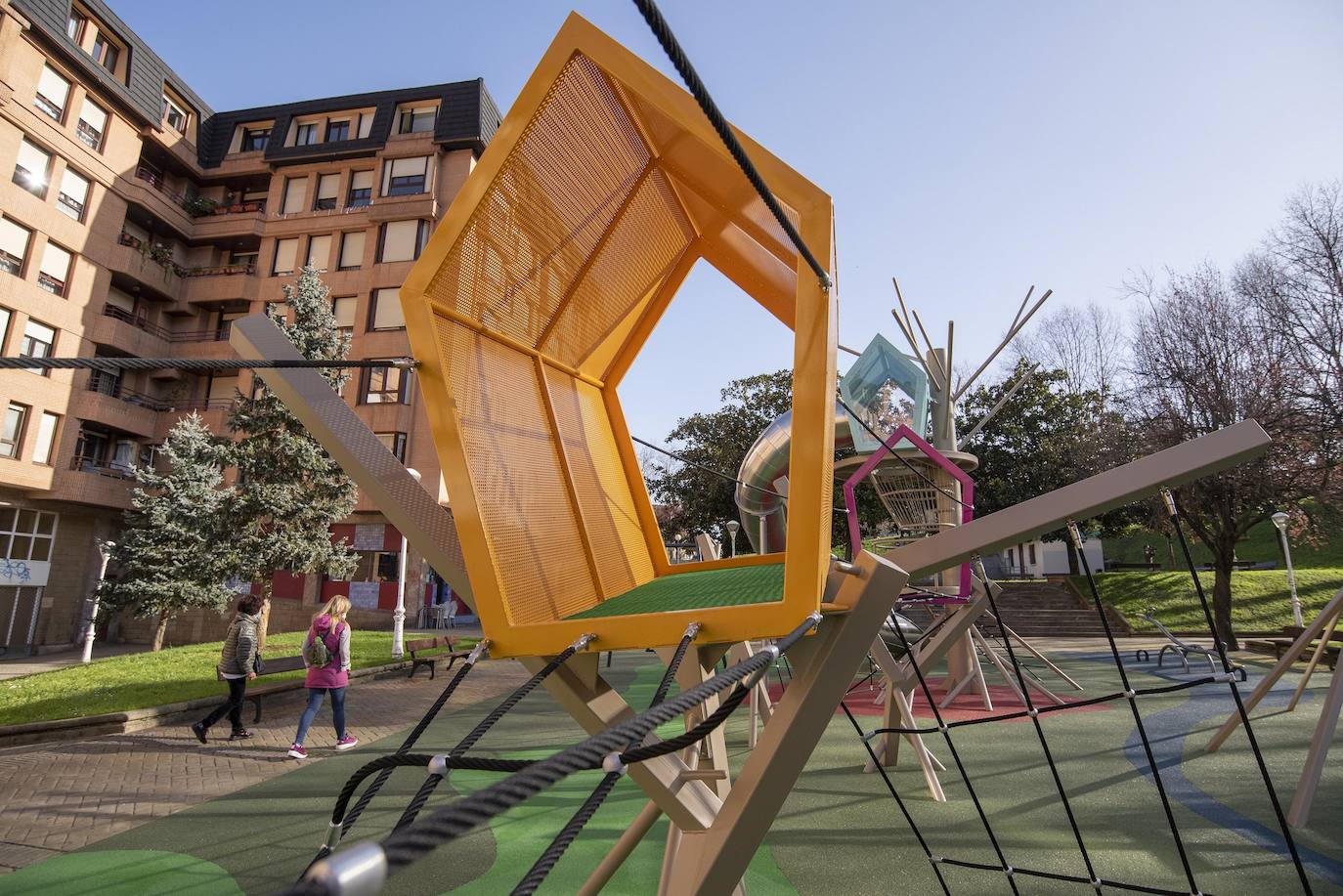 Fotos: El Parque Eskurtze estrena nuevas zonas deportivas y de juegos infantiles