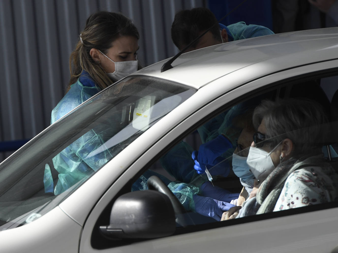 Fotos: Osakidetza empieza hoy en Mungia la vacunación a mayores sin bajarse del coche