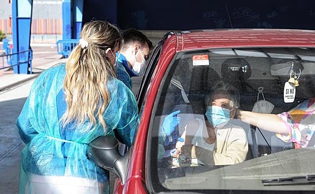 Lucinda recibe la vacuna contra el Covid.