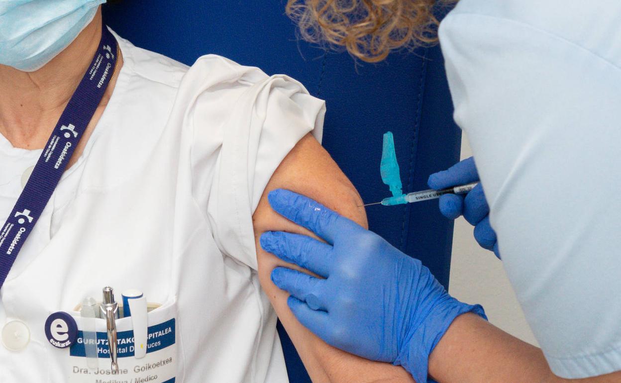 Salud da por completa la vacunación de los sanitarios de primera fila