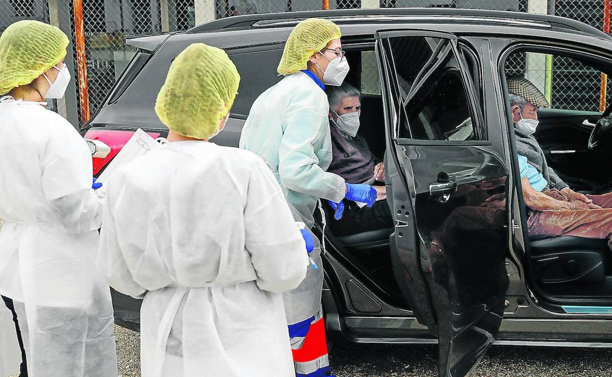 En vehículo. Una pareja de personas mayores recibe la vacuna de Pfizer sin bajarse del coche en la localidad malagueña de Ronda. 