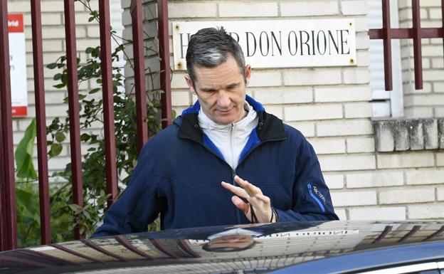 Urdangarin sale del Centro Hogar Don Orione tras realizar su voluntariado, en Pozuelo de Alarcón. 