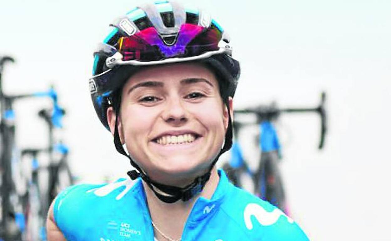 Lourdes Oyarbide sobre la bicicleta. 