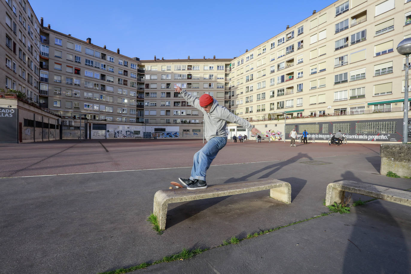 Un joven practica skateboarding en la zona de Hegoalde. 