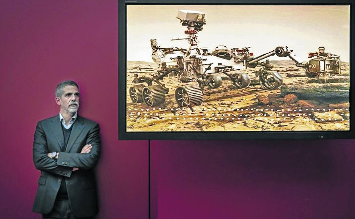 Miguel Ángel Carrera posa en Miñano junto a una reprodución del Rover Perseverance, el robot en cuyo diseño han participado. 