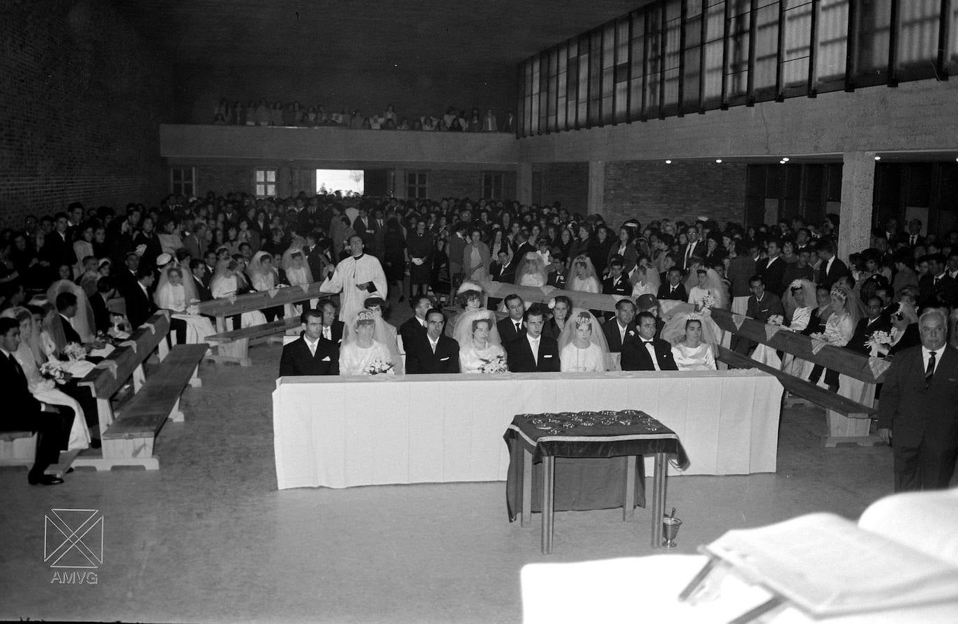 Ellas, las novias, de blanco, guapísimas; ellos, trajeados, tan elegantes. La ocasión lo merecía. Se casaban en Ariznabarra, un barrio en obras, entre cascotes, observados por una multitud de invitados y curiosos que contribuyeron a que el día del Pilar de 1962 fuera más especial si cabe, irrepetible. Veinte parejas de jóvenes, varios de ellos llegados a Vitoria años antes por el trabajo que aquí se ofrecía, se dieron el sí quiero en una misma ceremonia nupcial, en la recién construida iglesia de san Pablo. Todo un acontecimiento social del que se hizo eco la propaganda del régimen en el NO-DO número 1.034, TVE y hasta la revista Hola. «Mis jaleos me está costando», confesó el párroco Primitivo Castañeda, que ofició el enlace de su vida con los futuros matrimonios dispuestos en semicírculo y cuatro más sentados frente al altar. Cuarenta alianzas y decenas de arras en sus bandejitas aguardaban el feliz momento, que llegó. La Asociación de Cabezas de Familia de Ariznabarra se había encargado de reclutar a los casaderos, a los que se convenció con un piso a pagar en cómodos plazos, obra de la constructora Ugara, que favoreció la idea al igual que la caja municipal. Los recién casados pasaron por la tribuna de autoridades a por las llaves de las viviendas que les convertían en vecinos de escalera, una libreta con 1.000 pesetas, una olla de Esmaltaciones y una cubertería. Los contrayentes de aquella emotiva mañana fueron Francisco Alijo-Inés García, Ignacio Pérez-María del Carmen Santos, Dionisio Colmenero-Isidora Merino, José Luis Guzmayo-María del Carmen Iborra, Francisco Cándido Barrón-Rosario Gauna, Antonio Ariza-Laura Pérez, Luis López-Ángeles Torre, Andrés Expósito-Juana Muro, Javier Maestro-María Cristina Troya, Timoteo Berenguer-Carmela Sandoval, Raimundo Varona-Leonor Sáez, José María García-Merche Riloba, Lorenzo Aldea-Blanca Olano, Camilo Solleiro-Paquita Damián, Eugenio Urrutia-Clara Díaz de Guereñu, Jesús Martínez-Margarita López de Silanes, Estanis López-Josefina Castillo, Rufino Revuelta-Isabel Leché, Justo Expósito-María Elena Preciado y Serafín Heras-María Couto.