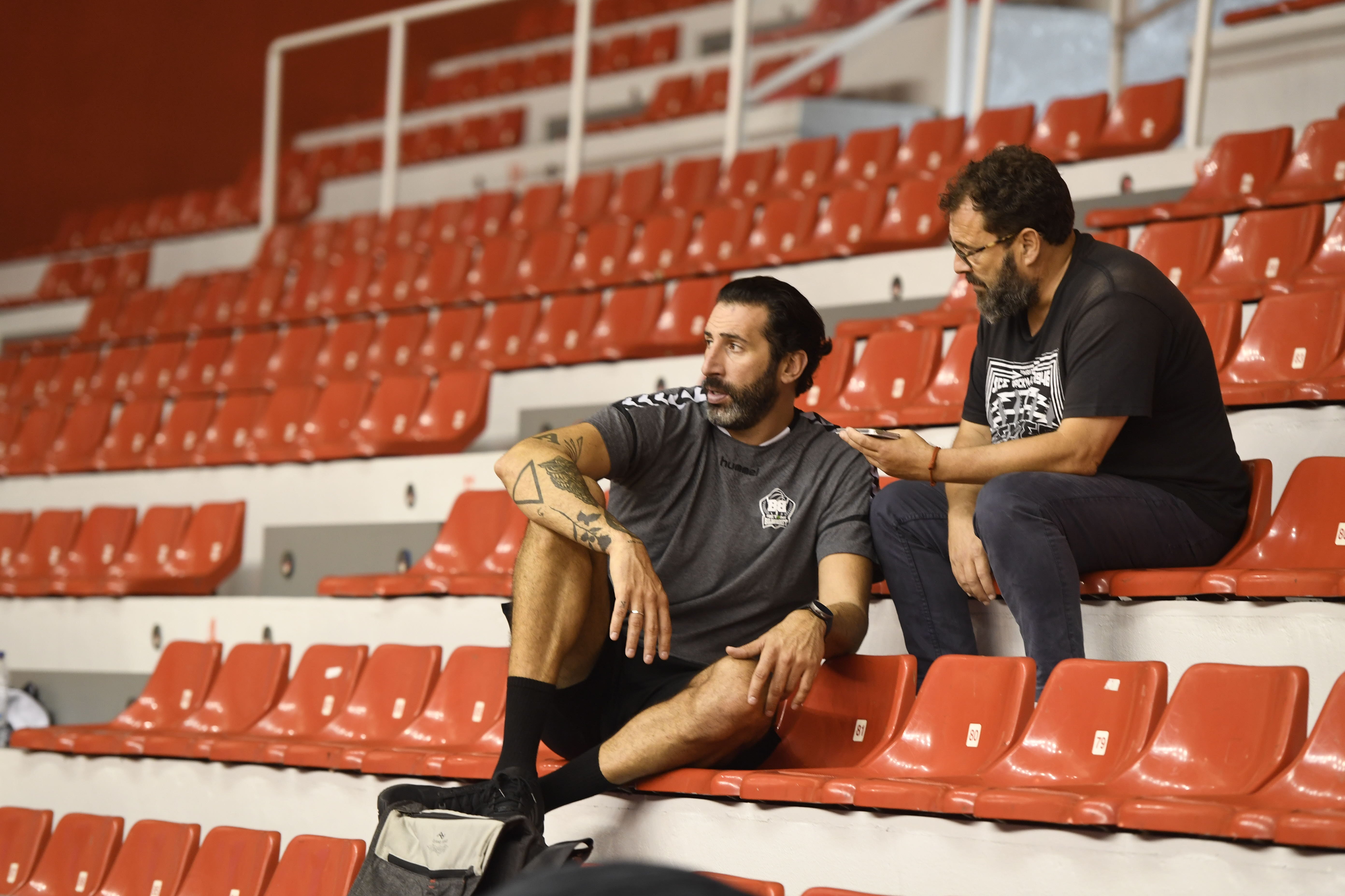 José Manuel Cortizas entrevista a Álex Mumbrú, durante un descanso.