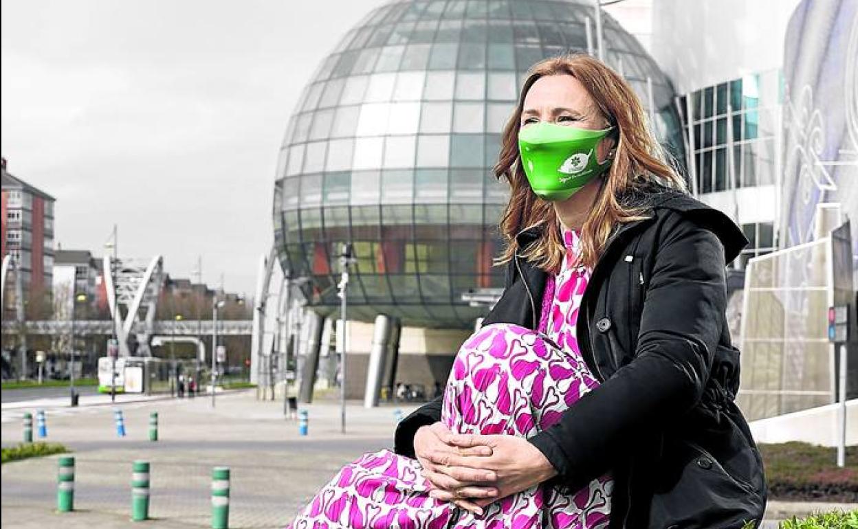 Amaia Castillo en el exterior del centro comercial El Boulevard con la icónica bola al fondo. 