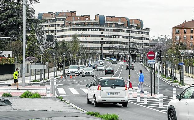 Paso de cebra en la intersección de Paseo de Cervantes con Salvatierrabide y Rosalía de Castro