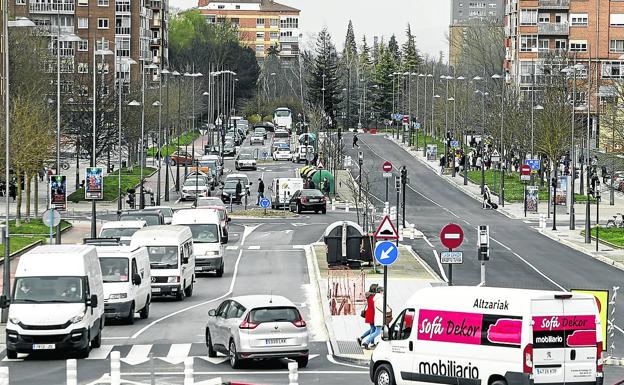 Jacinto Benavente se ha quedado con un carril por sentido para vehículos, lo que causa embotellamientos, y ha perdido huecos de estacionamiento. 