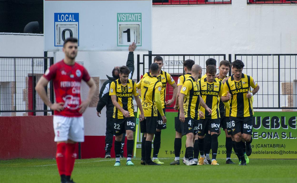 El Portugalete celebra el tanto de Musy que les dio la victoria ante el Laredo 