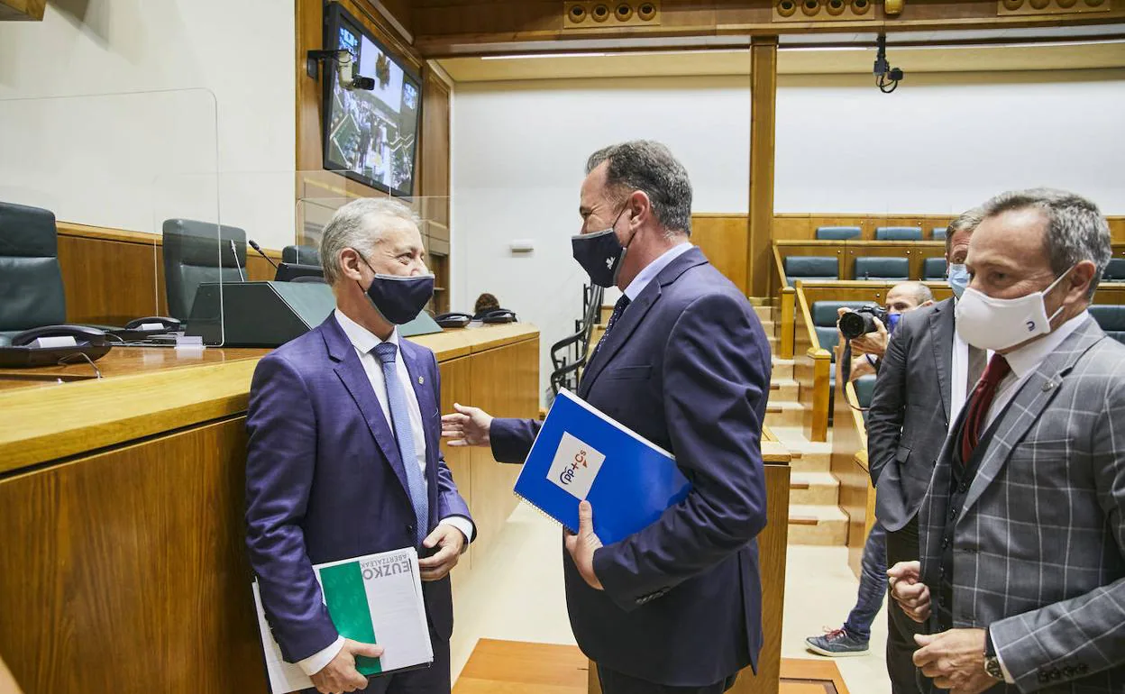 Iturgaiz charla con el lehendakari Urkullu durante un pleno del Parlamento vasco. 